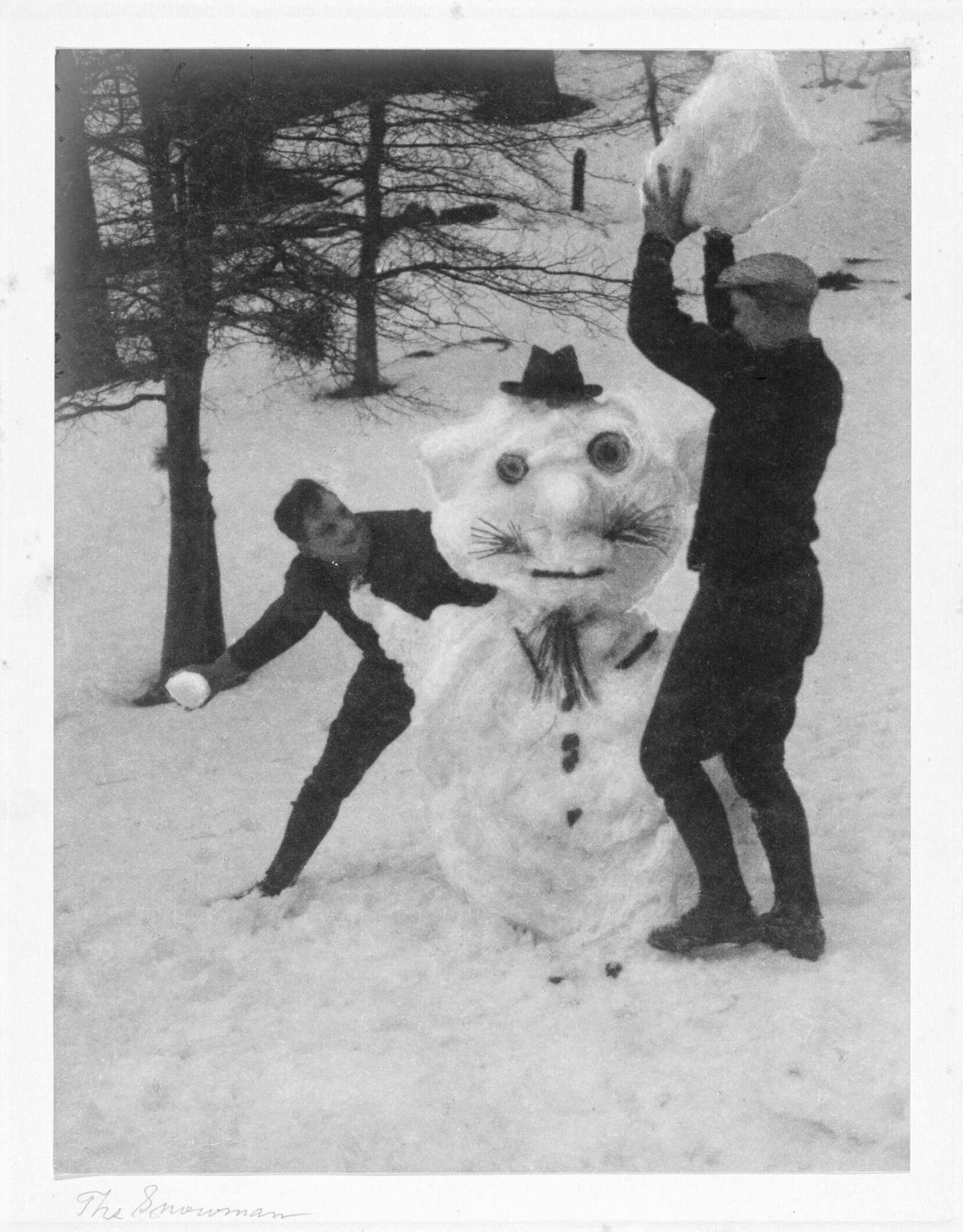 Zwei Männer toben um Schneemann herum
