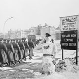 Schneemann als Zollbeamter