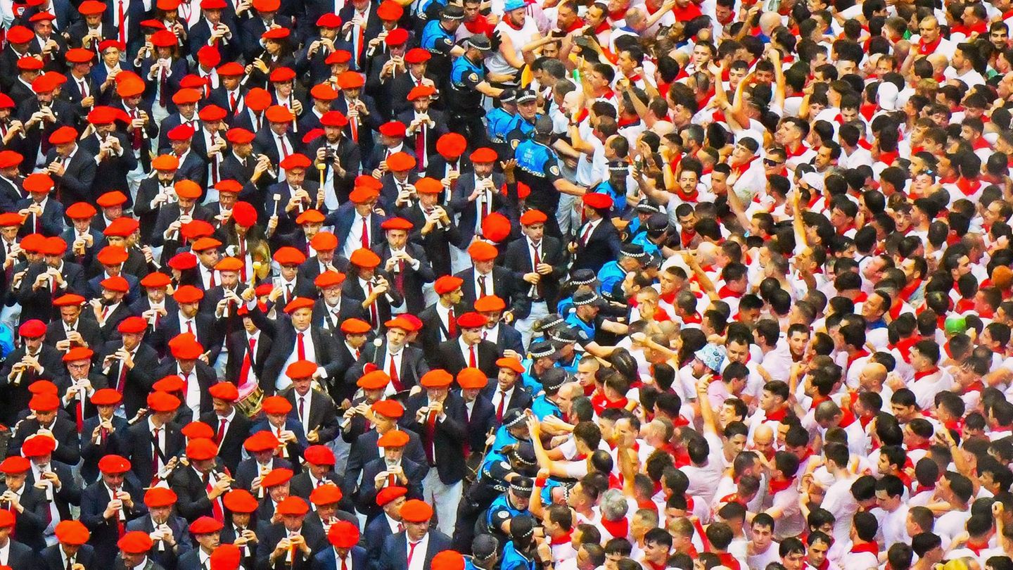 Menschenmassen beim alljährlichen Straßenfest Sanfermines in Pamplona