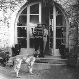 Picasso mit seiner Frau und seinen Hunden Lump und Kabul