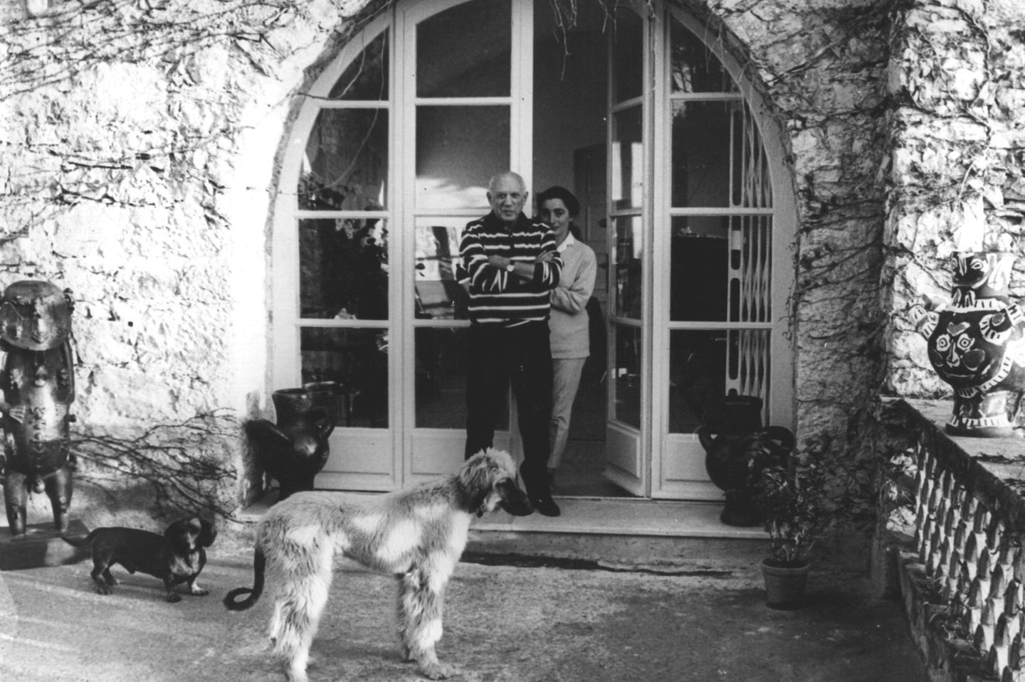 Picasso und "Lump" Picasso mit seiner Frau und seinen Hunden Lump und Kabul
