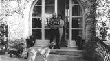 Picasso mit seiner Frau und seinen Hunden Lump und Kabul
