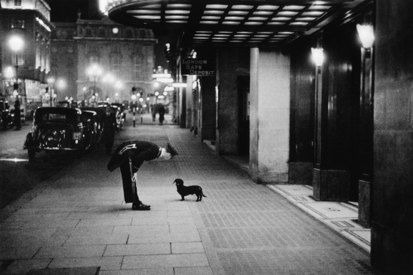 Hund am Hotel, London 1938