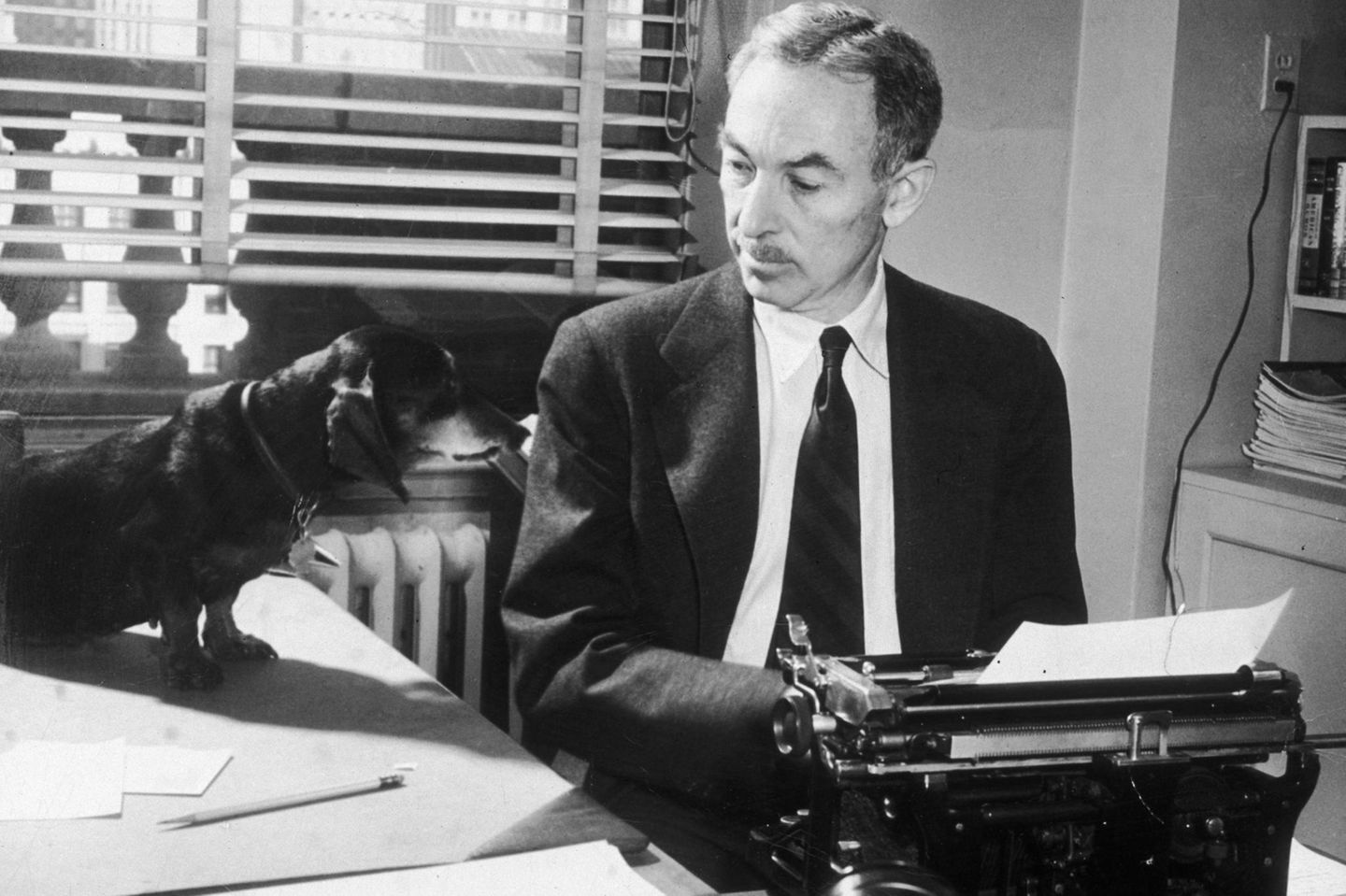 Der Dackel: Ein Charakterkopf Amerikanischer Schriftsteller E. B. White mit seinem Dackel im Jahr 1948