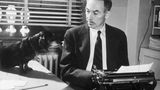 Amerikanischer Schriftsteller  E. B. White mit seinem Dackel im Jahr 1948