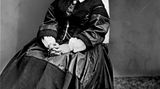 Queen Victoria mit Dackel "Sharp" im Jahr 1865