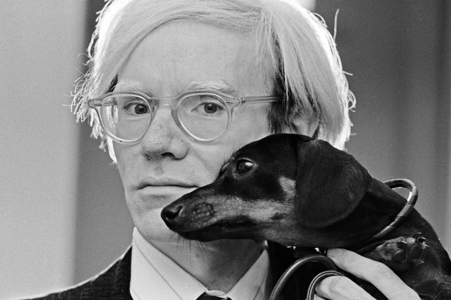 Andy Warhol und "Archie" Andy Warhol und sein geliebter Dackel "Archie" im November 1973