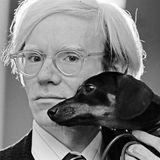 Andy Warhol und sein geliebter Dackel "Archie" im November 1973
