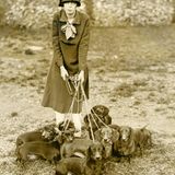 Dog Walkerin in den 1920er-Jahren