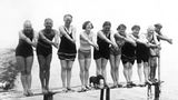 Neun Männer und Frauen und ein Dackel posieren auf einem Bootssteg, 1920er Jahre Usedom