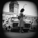 Frau wird vor einem Auto heimlich fotografiert