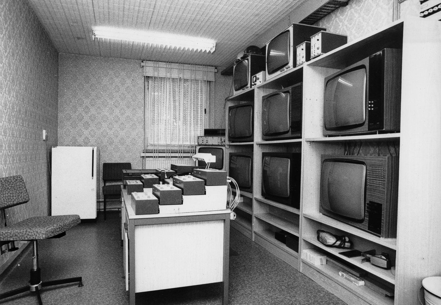 Im Überwachungsraum Raum voller Fernsehbildschirm