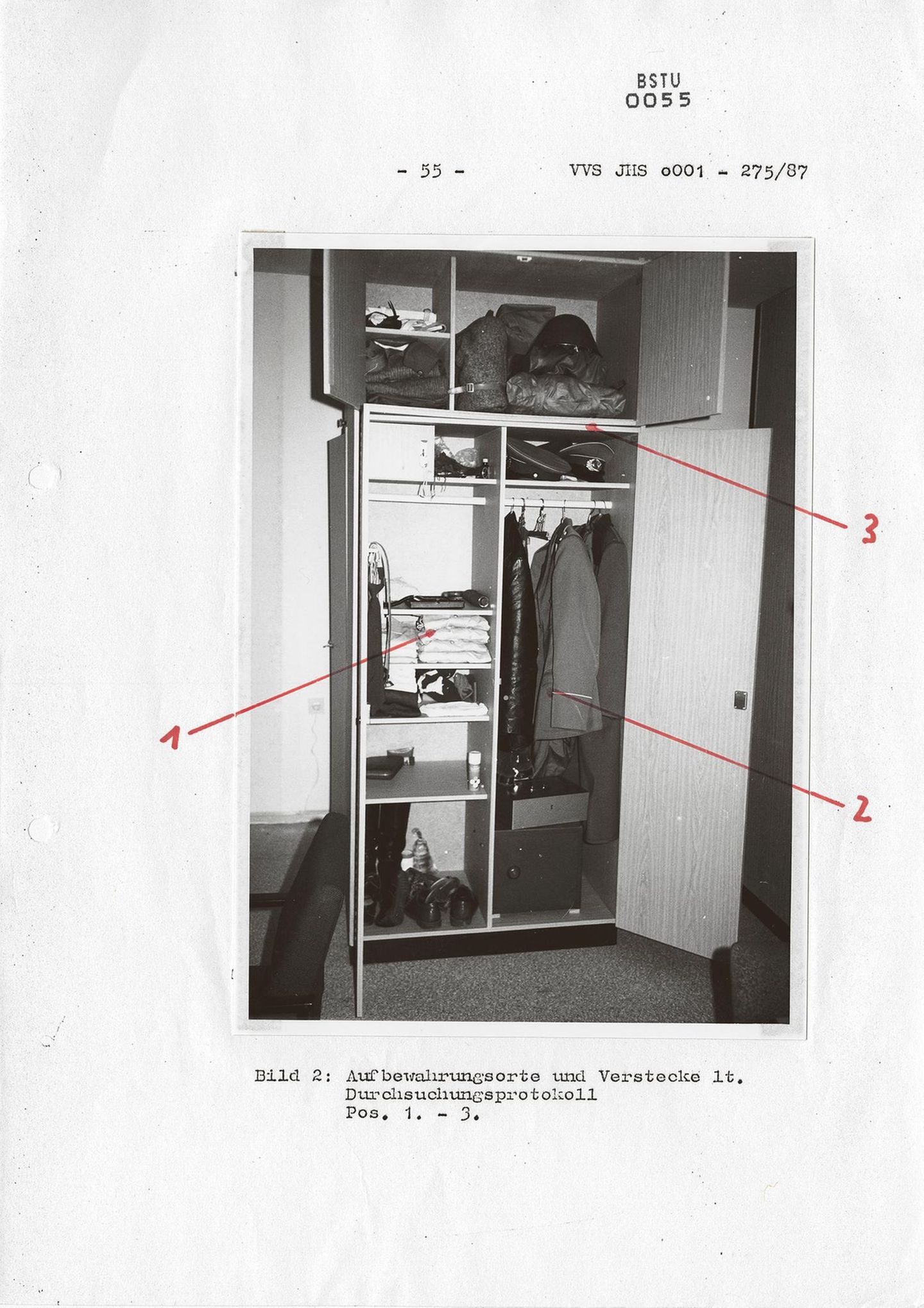 Übung für Zimmerdurchsuchungen Geöffneter Schrank mit eingezeichneten Verstecken