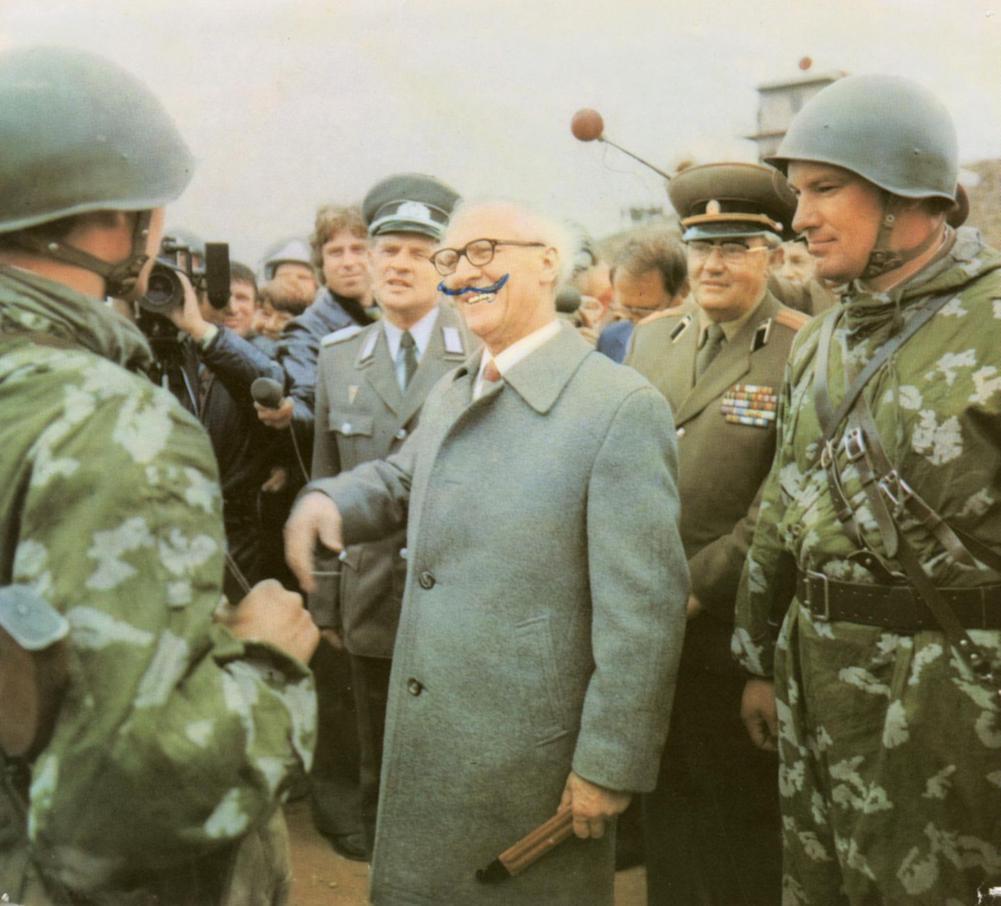 Foto von Honecker mit aufgemaltem Schnurrbarrt