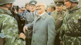 Foto von Honecker mit aufgemaltem Schnurrbarrt