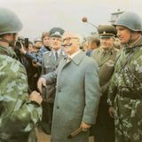 Foto von Honecker mit aufgemaltem Schnurrbarrt
