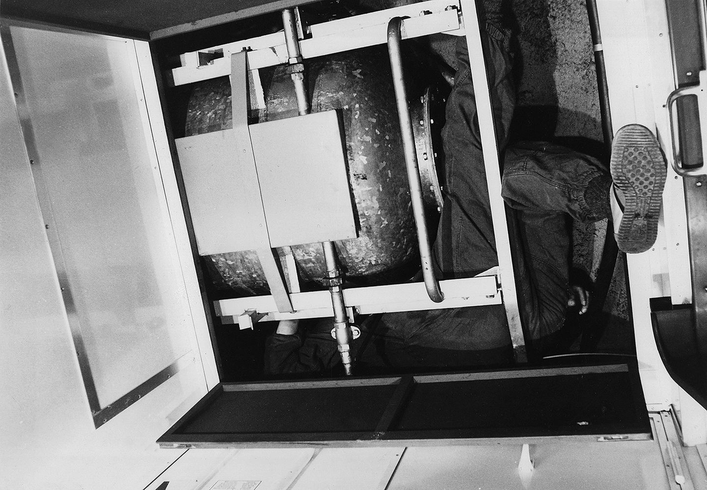 Mann quetscht sich in einem Hohlraum zusammen