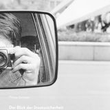 Buchcover zeigt Mann mit Kamera in einem Autospiegel