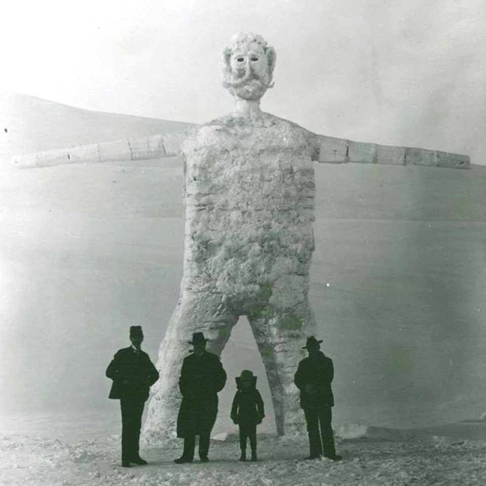 Historische Fotos: Eine Liebeserklärung an den Schneemann: Die schönsten Posen im Wandel der Zeit