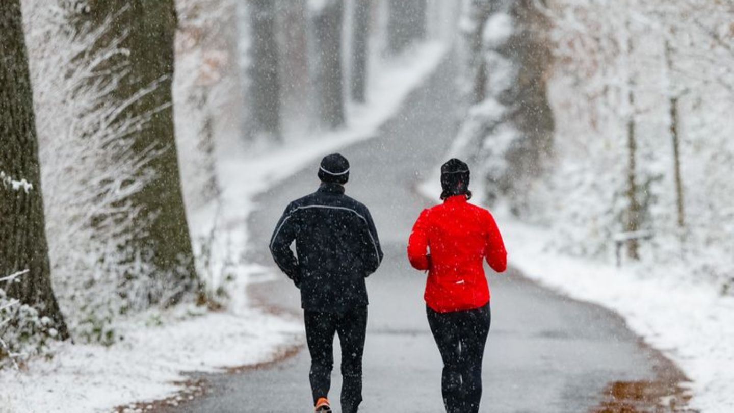 Rat vom Sportmediziner: Von Outfit bis Aufwärmen: 4 Tipps fürs Laufen im Winter