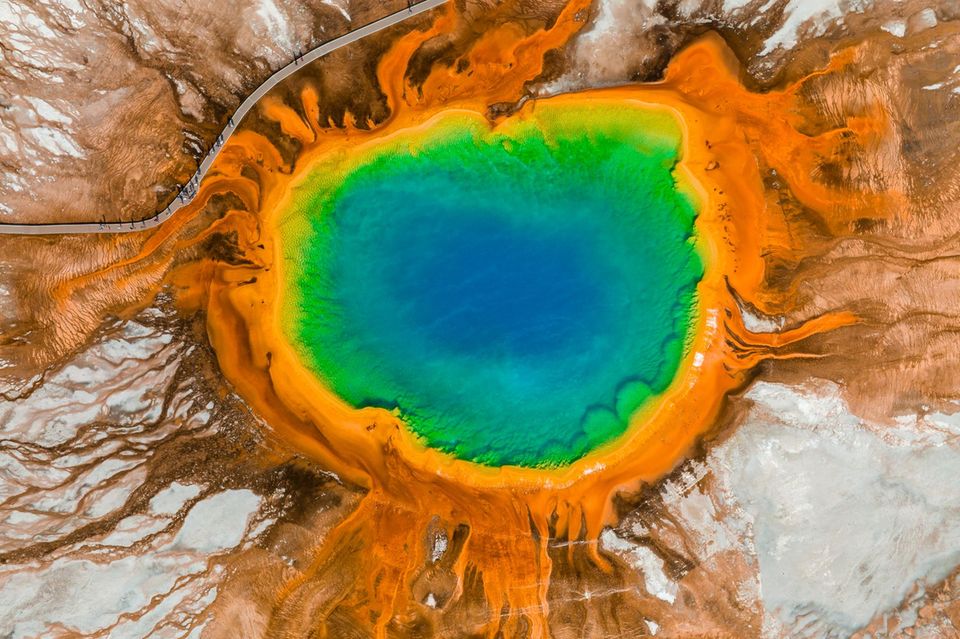 Oase für hitzetolerante Mikroben: Der "Grand Prismatic Pool" gehört zu den schillerndsten Stars im Yellowstone-Nationalpark