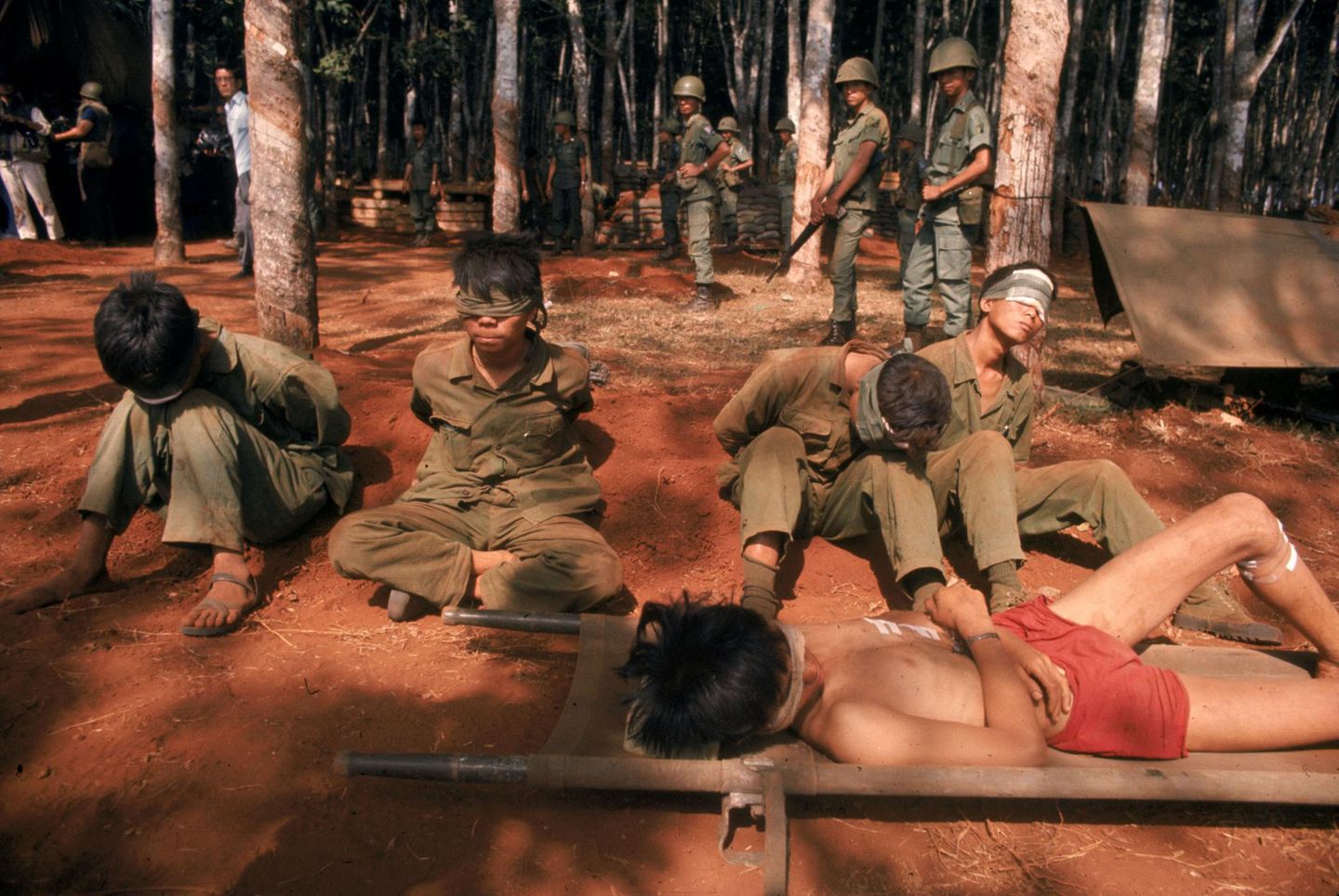 Gewaltsam für ein vereinigtes Vietnam Südvietnamesische Soldaten bewachen nordvietnamesische Gefangene, darunter Kinder