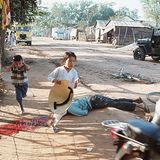 Kinder rennen über eine Straße in der süßvietnamesisschen Stadt Da Nang