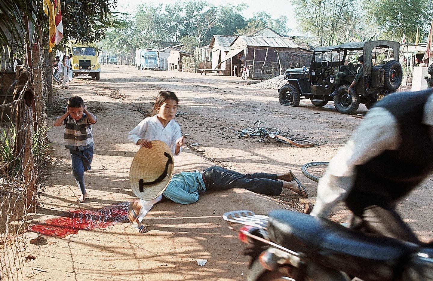 50 Prozent der Kriegsopfer sind Zivilisten Kinder rennen über eine Straße in der süßvietnamesisschen Stadt Da Nang