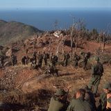 US-Soldaten laufen in einer Truppe einen Berg hinab