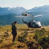 Soldaten warten auf Versorgungshubschrauber