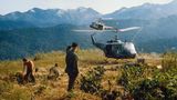 Soldaten warten auf Versorgungshubschrauber