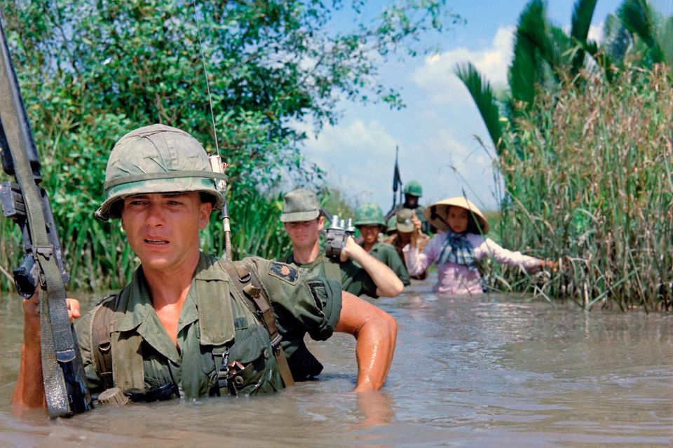 US-Soldat durchquert einen tiefen Bewässerungskanal zusammen mit Mitgliedern der 5th ARVN Ranger Group 1.4282