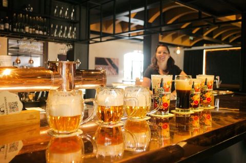 Anstoßen zum Abschluss: Nach einer Führung in der Brauerei Bernard im tschechischen Humpolec dürfen die Besucher selbst ein Bier