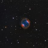 Der Kopfhörernebel Aro 121, im Sternbild Luchs zu finden, zählt zu den Planetarischen Nebeln: Im kleinen Fernrohr könnte man diese Nebel für einen Planeten halten. Bei genauerem Hinsehen erblicken wir Gasmassen, die ein Stern im Todeskampf ausgeworfen hat. Im Zentrum des Nebels existiert noch die Sternleiche, ein Weißer Zwerg.