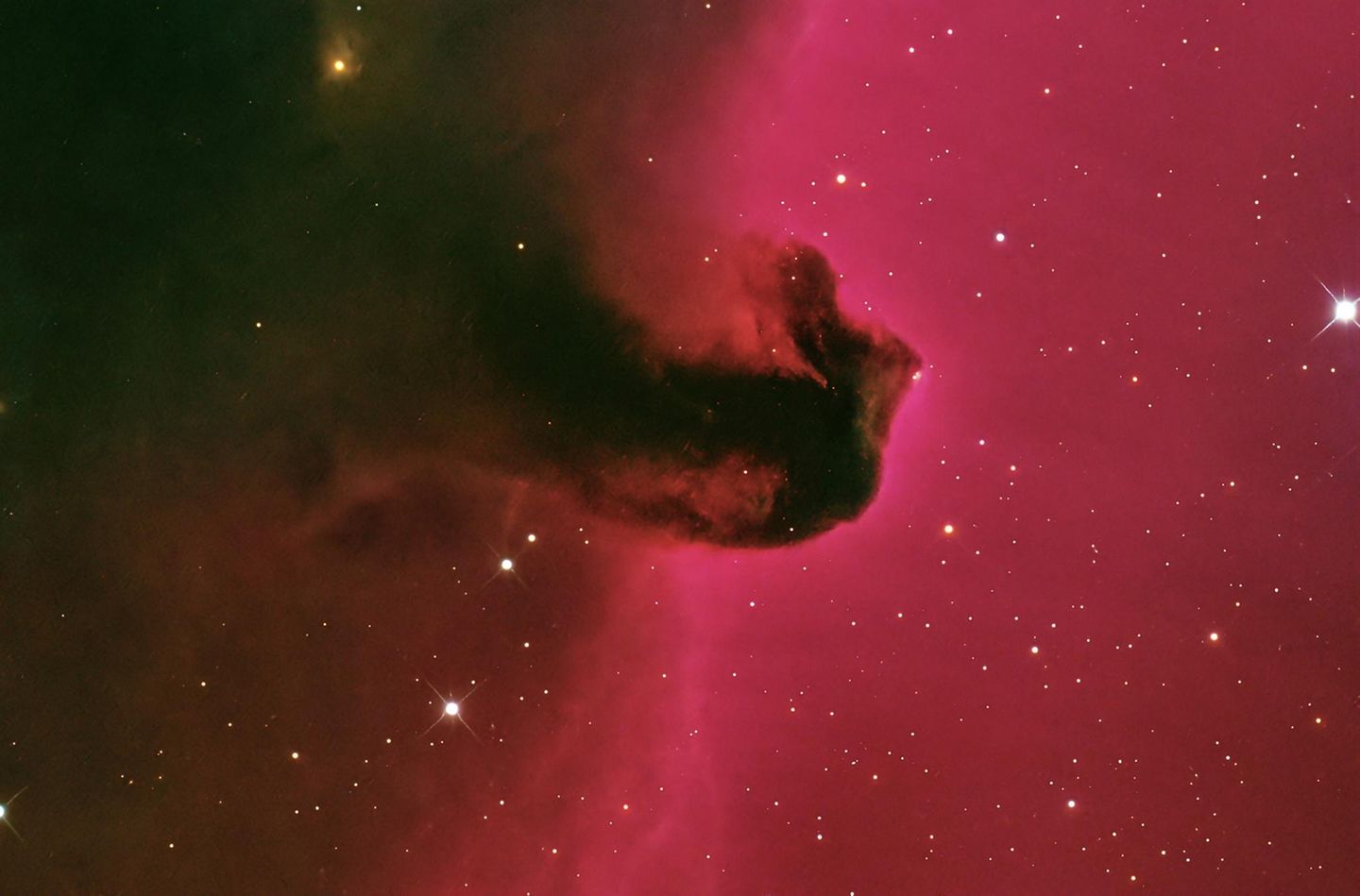 Nicht alle kosmischen Nebel leuchten von selbst. Vor einem hellen Hintergrund können sie sich als Dunkelwolke abzeichnen. Wie hier der 1500 Lichtjahre entfernte "Pferdekopfnebel", der sich schwarz vor dem roten Emissionsnebel IC 434 abhebt. Berühmt ist der Pferdekopfnebel unter anderem durch Aufnahmen der Weltraumteleskope Hubble und James Webb. Aber Bruno Mattern beweist, dass sich das Phänomen auch von der Erde aus beeindruckend fotografieren lässt.
