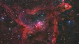 Das passende kosmische Motiv zum Valentinstag bietet der Herznebel IC 1805. Der Emissionsnebel befindet sich bis zu 7500 Lichtjahre von der Erde entfernt in der Sternenkette Kassiopeia, einem typischen Herbststernbild. Aufgrund des Wasserstoffs leuchtet er besonders markant im Bereich des roten Lichts. In seinem Inneren befindet sich …