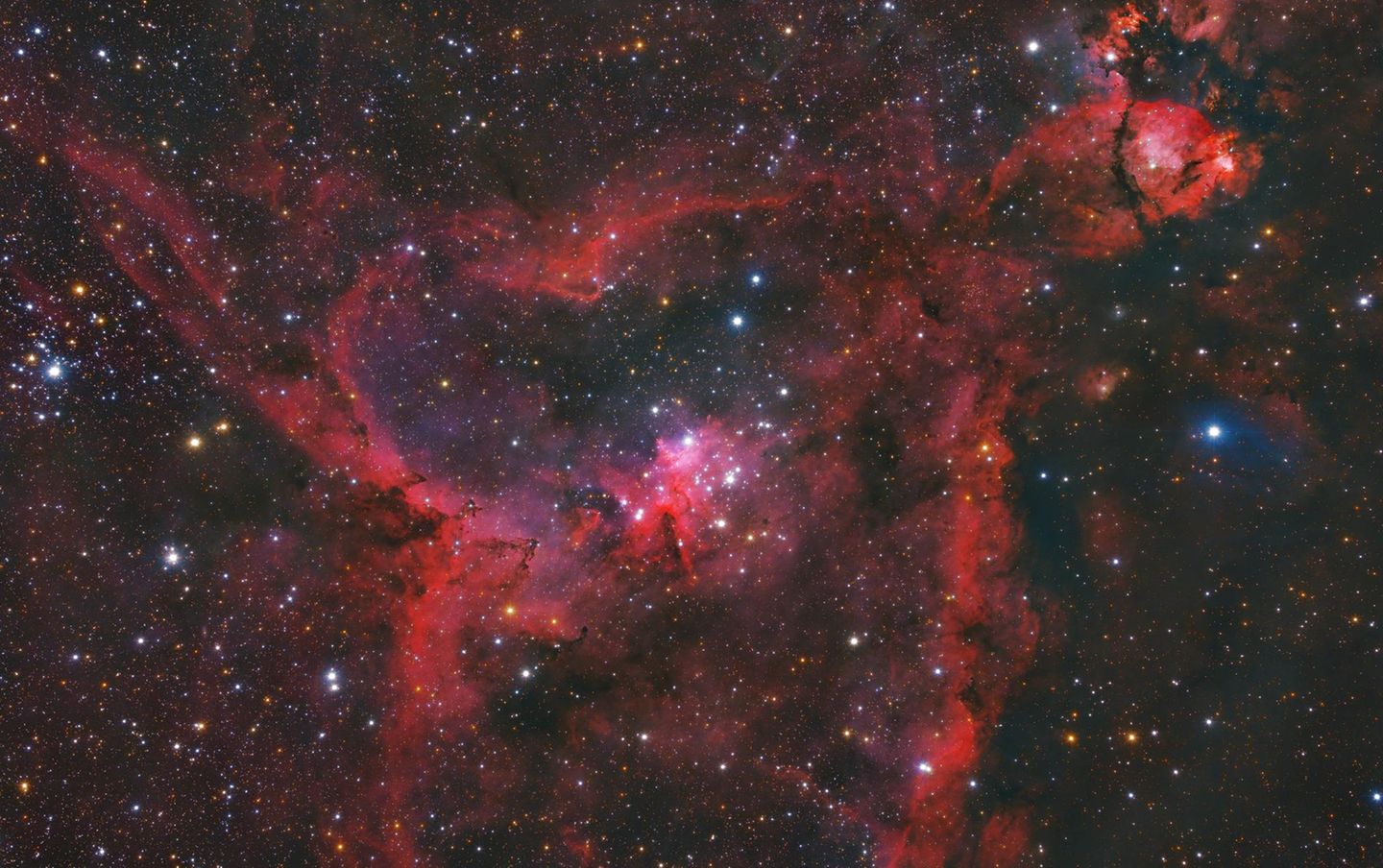 Herznebel IC 1805 Das passende kosmische Motiv zum Valentinstag bietet der Herznebel IC 1805. Der Emissionsnebel befindet sich bis zu 7500 Lichtjahre von der Erde entfernt in der Sternenkette Kassiopeia, einem typischen Herbststernbild. Aufgrund des Wasserstoffs leuchtet er besonders markant im Bereich des roten Lichts. In seinem Inneren befindet sich …