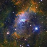 Der Blasennebel NGC 7635, vom deutsch-britischen Astronomen William Herschel 1787 entdeckt, entsteht durch einen extrem heißen Stern in der Mitte des Nebels: Dessen Wind trifft auf Gas zwischen den Sternen und drückt dieses zusammen. NGC 7635 gehört zu der häufigsten Kategorie kosmischer Nebel: den Emissionsnebeln. Es handelt sich um verdichtete kosmische Gas- und Staubwolken, deren Gas zunächst durch das Licht von Sternen in ihrer Umgebung angeregt wird und anschließend selbstständig Licht emittiert.