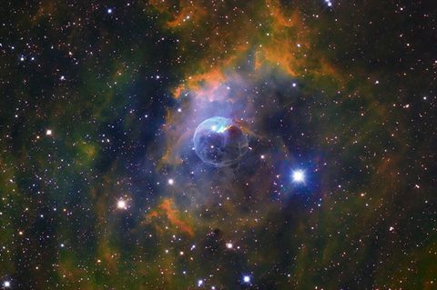 Der Blasennebel NGC 7635, vom deutsch-britischen Astronomen William Herschel 1787 entdeckt, entsteht durch einen extrem heißen Stern in der Mitte des Nebels: Dessen Wind trifft auf Gas zwischen den Sternen und drückt dieses zusammen. NGC 7635 gehört zu der häufigsten Kategorie kosmischer Nebel: den Emissionsnebeln. Es handelt sich um verdichtete kosmische Gas- und Staubwolken, deren Gas zunächst durch das Licht von Sternen in ihrer Umgebung angeregt wird und anschließend selbstständig Licht emittiert.