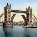 Sightseeing auf der Themse: Auch um 1900 erkundeten Touristen London bereits vom Fluss aus. Dafür konnten sie entweder eine Fahrt auf einem Vergnügungsdampfer buchen oder selbst ins Ruderboot steigen. Dabei passierten sie Wahrzeichen wie die mächtige Tower Bridge (nicht zu verwechseln mit der London Bridge). Diese wurde zwischen 1886 und 1894 gebaut, um die Verbindung zwischen dem Zentrum von London und dem East End zu verbessern. Obwohl es sich um eine fortschrittliche Hängebrücke mit zwei beweglichen Klappen handelte, hielt man sie im neogotischen Stil. Optisch sollte sie so zum nahe gelegenen Tower of London passen – manche kritisierten die Fassade jedoch als unpassend für die modernen mechanischen Funktionen im Inneren.