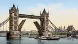 Sightseeing auf der Themse: Auch um 1900 erkundeten Touristen London bereits vom Fluss aus. Dafür konnten sie entweder eine Fahrt auf einem Vergnügungsdampfer buchen oder selbst ins Ruderboot steigen. Dabei passierten sie Wahrzeichen wie die mächtige Tower Bridge (nicht zu verwechseln mit der London Bridge). Diese wurde zwischen 1886 und 1894 gebaut, um die Verbindung zwischen dem Zentrum von London und dem East End zu verbessern. Obwohl es sich um eine fortschrittliche Hängebrücke mit zwei beweglichen Klappen handelte, hielt man sie im neogotischen Stil. Optisch sollte sie so zum nahe gelegenen Tower of London passen – manche kritisierten die Fassade jedoch als unpassend für die modernen mechanischen Funktionen im Inneren.