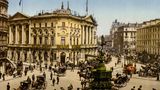 Piccadilly Circus, London Wo heute Autos und rote Doppeldeckerbusse fahren, tummelten sich früher Kutschen: Den meisten ist Picadilly Circus wohl wegen der riesigen, um eine Häuserecke gebogenen LED-Displays und leuchtenden Schriftzügen bekannt, die beispielsweise in Filmen wie "Bridget Jones's Diary" prominent im Hintergrund vorkommen. Seit den 1980er-Jahren dürfen Unternehmen nur noch an dieser Häuserfassade am Circus Werbeflächen anbringen. 1900 wiederum wurde die allererste Reklametafel auf dem Dach des London Pavillion installiert – diese warb für die Biersorte Spaten. Auch der Eros-Brunnen ist bis heute der charakteristische Mittelpunkt des Platzes.