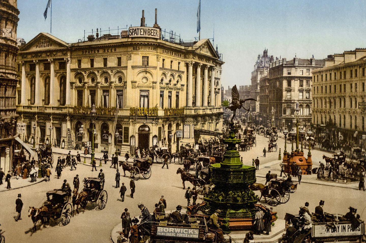Piccadilly Circus, London Wo heute Autos und rote Doppeldeckerbusse fahren, tummelten sich früher Kutschen: Den meisten ist Picadilly Circus wohl wegen der riesigen, um eine Häuserecke gebogenen LED-Displays und leuchtenden Schriftzügen bekannt, die beispielsweise in Filmen wie "Bridget Jones's Diary" prominent im Hintergrund vorkommen. Seit den 1980er-Jahren dürfen Unternehmen nur noch an dieser Häuserfassade am Circus Werbeflächen anbringen. 1900 wiederum wurde die allererste Reklametafel auf dem Dach des London Pavillion installiert – diese warb für die Biersorte Spaten. Auch der Eros-Brunnen ist bis heute der charakteristische Mittelpunkt des Platzes.