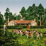 Photochrome sind keine Farbfotos, wie wir sie heute kennen. Es handelt sich um nachträglich kolorierte Fotos, die beispielsweise als Souvenir unter Urlaubern beliebt waren. Denn während persönliche Reisefotografie dank der 1888 entwickelten Kodak-Kamera bereits möglich war, gab es dennoch weiterhin die Nachfrage nach kommerziell hergestellten Fotografien. Beliebt waren beispielsweise Bilder von britischen Touristenattraktionen, die dann neben schwarz-weißen Fotos im Familienalbum ihren Platz fanden. Da die kommerziellen Photochrome die Welt für ihre zeitgenössischen Betrachter in lebhaften und naturgetreuen Farben abbildeten, entwickelte sich das Konzept um 1900 schnell zum Verkaufsschlager. 