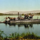 Lake Windermere ist mit einer Länge von etwa 18 Kilometern der größte See Englands, wenn auch nicht der Britischen Inseln. Er liegt im Lake District ("Seenbezirk") im Nordwesten Englands zwischen Edinburgh und Liverpool. Die Region ist bis heute ein beliebtes Reiseziel, bekannt für schmale Gletscherseen und schroffe Berggipfel. Heute ist der Lake District ein Nationalpark und Teil das UNESCO-Weltkulturerbes. Nach der Eröffnung der Bahnlinie 1847 erwarb sich der Lake Windermere seinen Ruf als besonderes Schmuckstück im Lake District – was sich mit der Veröffentlichung von Gedichten William Wordsworths im Jahr 1850 verfestigte. Sie feiern den Blick von den Hügeln über Lake Windermere als ein Universum, das "die schönsten Formen der Natur vereint".