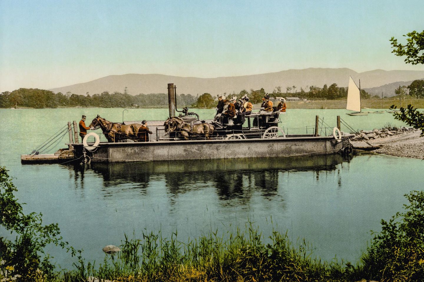 Lake Windermere ist mit einer Länge von etwa 18 Kilometern der größte See Englands, wenn auch nicht der Britischen Inseln. Er liegt im Lake District ("Seenbezirk") im Nordwesten Englands zwischen Edinburgh und Liverpool. Die Region ist bis heute ein beliebtes Reiseziel, bekannt für schmale Gletscherseen und schroffe Berggipfel. Heute ist der Lake District ein Nationalpark und Teil das UNESCO-Weltkulturerbes. Nach der Eröffnung der Bahnlinie 1847 erwarb sich der Lake Windermere seinen Ruf als besonderes Schmuckstück im Lake District – was sich mit der Veröffentlichung von Gedichten William Wordsworths im Jahr 1850 verfestigte. Sie feiern den Blick von den Hügeln über Lake Windermere als ein Universum, das "die schönsten Formen der Natur vereint".