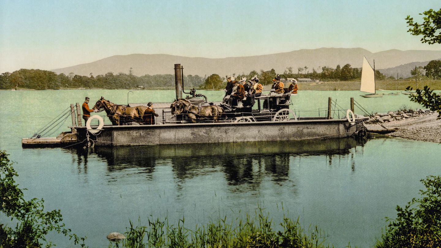 Eine dampfbetriebene Fähre auf dem Lake Windermere, England Lake Windermere ist mit einer Länge von etwa 18 Kilometern der größte See Englands, wenn auch nicht der Britischen Inseln. Er liegt im Lake District ("Seenbezirk") im Nordwesten Englands zwischen Edinburgh und Liverpool. Die Region ist bis heute ein beliebtes Reiseziel, bekannt für schmale Gletscherseen und schroffe Berggipfel. Heute ist der Lake District ein Nationalpark und Teil das UNESCO-Weltkulturerbes. Nach der Eröffnung der Bahnlinie 1847 erwarb sich der Lake Windermere seinen Ruf als besonderes Schmuckstück im Lake District – was sich mit der Veröffentlichung von Gedichten William Wordsworths im Jahr 1850 verfestigte. Sie feiern den Blick von den Hügeln über Lake Windermere als ein Universum, das "die schönsten Formen der Natur vereint".