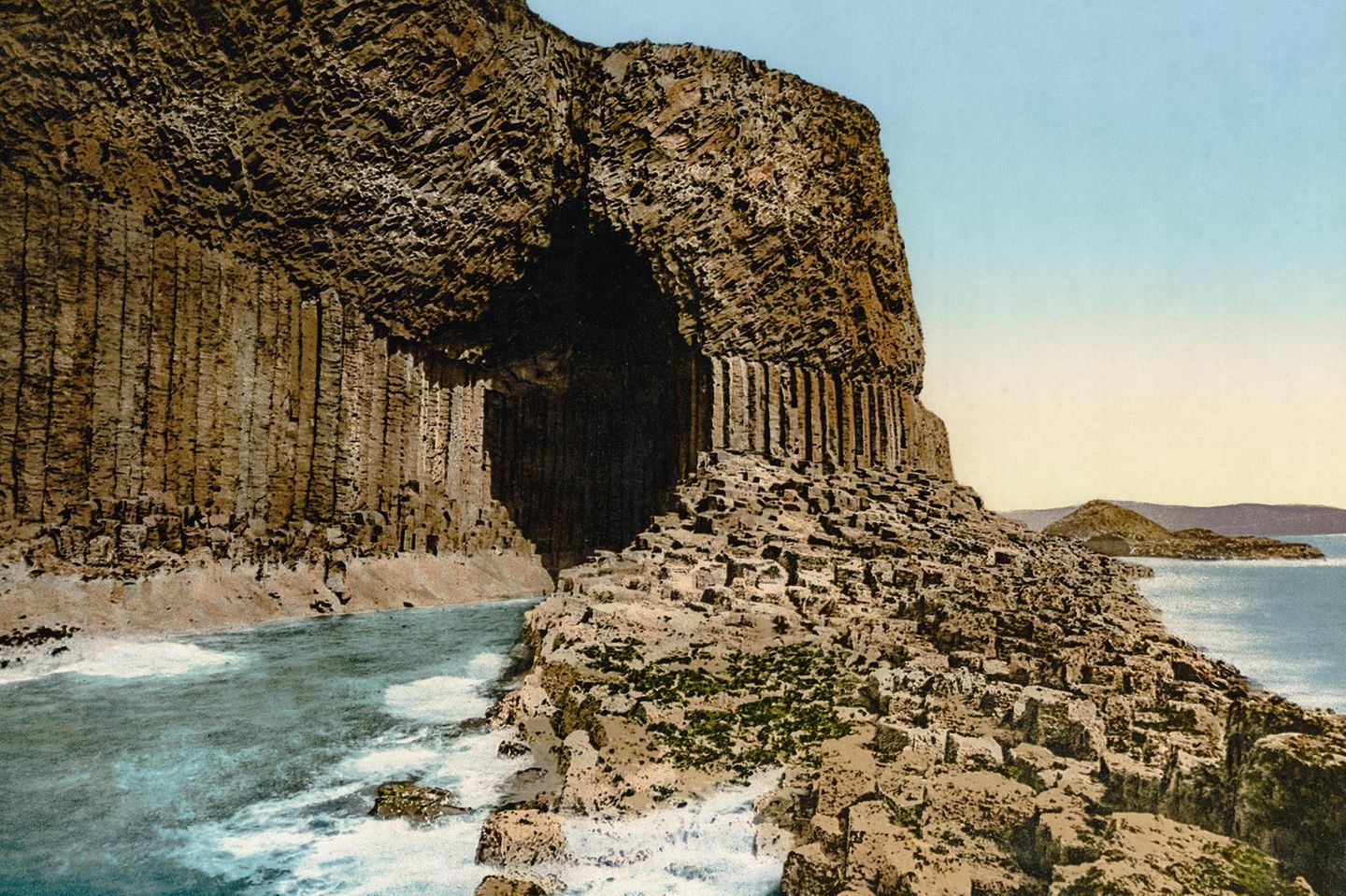 Fingal's Cave auf der Isle of Staffa, Innere Hebriden, Schottland Die besondere Meereshöhle auf der unbewohnten Hebrideninsel Staffa wurde 1772 entdeckt und nach dem Sagenhelden Fingal benannt. Als Sehenswürdigkeit wurde sie Teil der romantischen Fantasie des 19. Jahrhunderts. 1829 war der Komponist Felix Mendelssohn bei seinem Besuch so beeindruckt von der von hohen Basaltsäulen gesäumten Grotte, dass sie ihn zur Ouvertüre "Die Hebriden" inspirierte. Sein Werk trug dazu bei, dass Fingal's Cave ("Fingalshöhle") auch zum Reiseziel anderer berühmter Persönlichkeiten wie Jules Verne und Robert Louis Stevenson wurde.