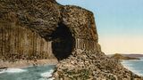 Die besondere Meereshöhle auf der unbewohnten Hebrideninsel Staffa wurde 1772 entdeckt und nach dem Sagenhelden Fingal benannt. Als Sehenswürdigkeit wurde sie Teil der romantischen Fantasie des 19. Jahrhunderts. 1829 war der Komponist Felix Mendelssohn bei seinem Besuch so beeindruckt von der von hohen Basaltsäulen gesäumten Grotte, dass sie ihn zur Ouvertüre "Die Hebriden" inspirierte. Sein Werk trug dazu bei, dass Fingal's Cave ("Fingalshöhle") auch zum Reiseziel anderer berühmter Persönlichkeiten wie Jules Verne und Robert Louis Stevenson wurde. 