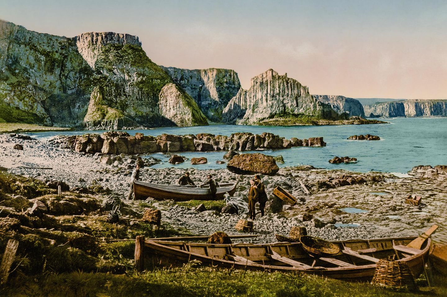 Während der Großen Hungersnot (1845 bis 1852) starben in Irland eine Million Menschen, und ebenso viele verließen in den folgenden Jahrzehnten die Insel. Diese traurigen Umstände für die irische Bevölkerung hatten jedoch keine Auswirkung auf die Insel als attraktives Reiseziel. Kaum war die Hungersnot vorbei, begannen Eisenbahngesellschaften bereits 1852 mit preiswerten "irischen Touristentickets" zu werben. Die Fahrkarten beinhalteten die Anreise von einem Bahnhof auf der britischen Hauptinsel über die Irische See nach Dublin sowie die Fahrt zu weiteren Zielen außerhalb. Trotz der Nähe zum übrigen Großbritannien galt die "Grüne Insel" damals als exotisches Reiseziel. Angepriesen wurde vor allem die Schönheit der sagenumwobenen Landschaft. Bekannte Sehenswürdigkeiten waren etwa die Seen von Killarney und die Küste von Antrim. 